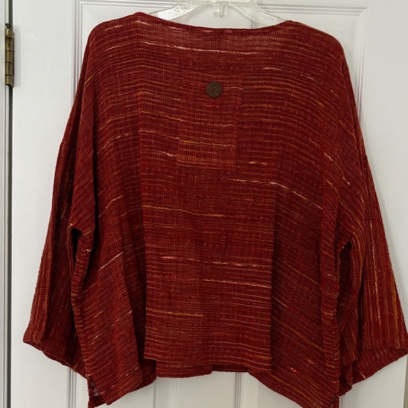 Chic Red Women's Blouse with Button Detail - Picture 4 of 8